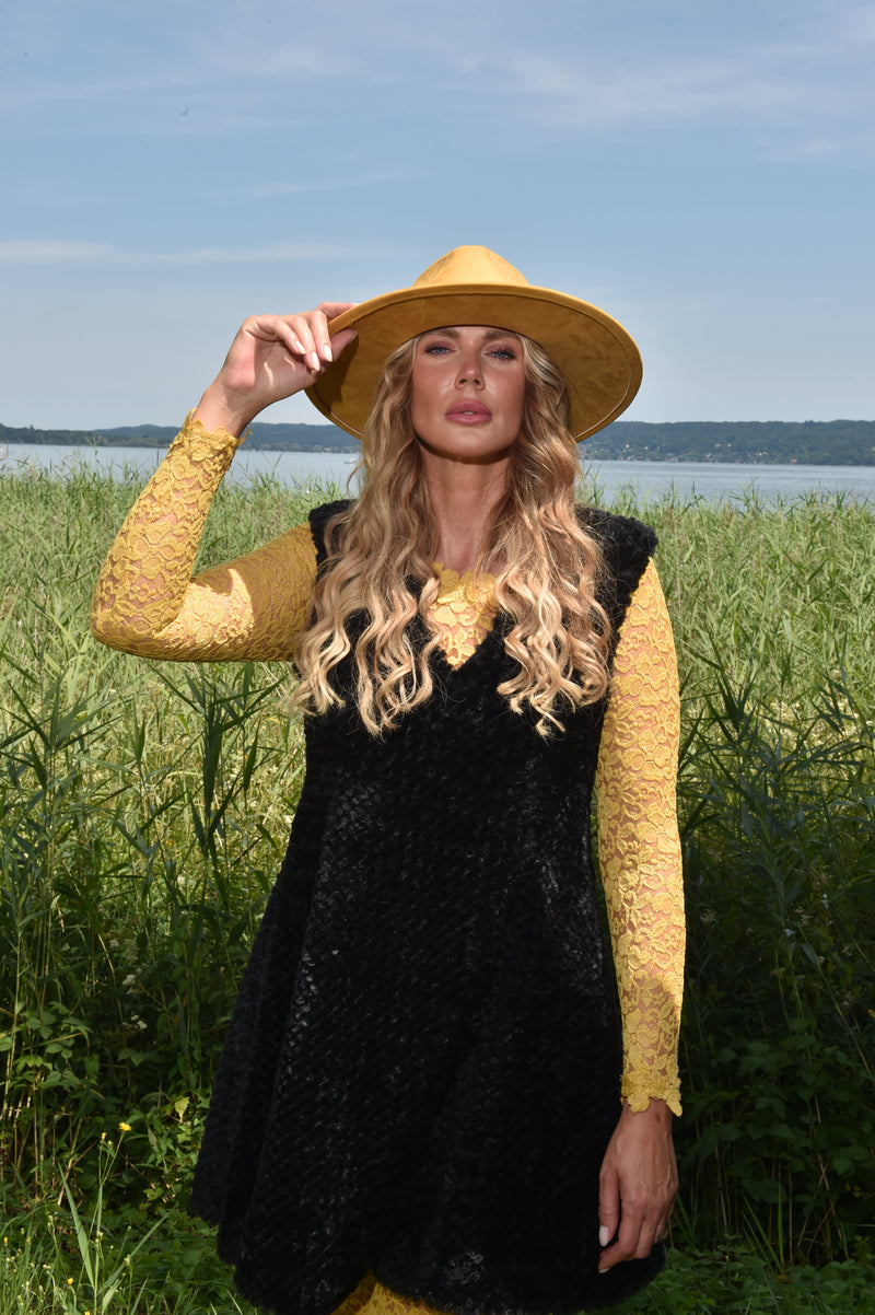 BABI -  Plüschkleid (schwarz)