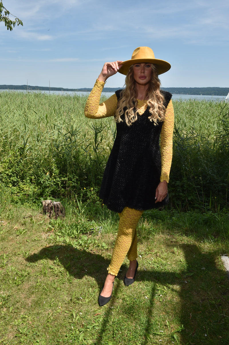 BABI -  Plüschkleid (schwarz)